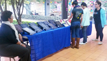 estand de la Biblioteca de la Facultad de Educación
