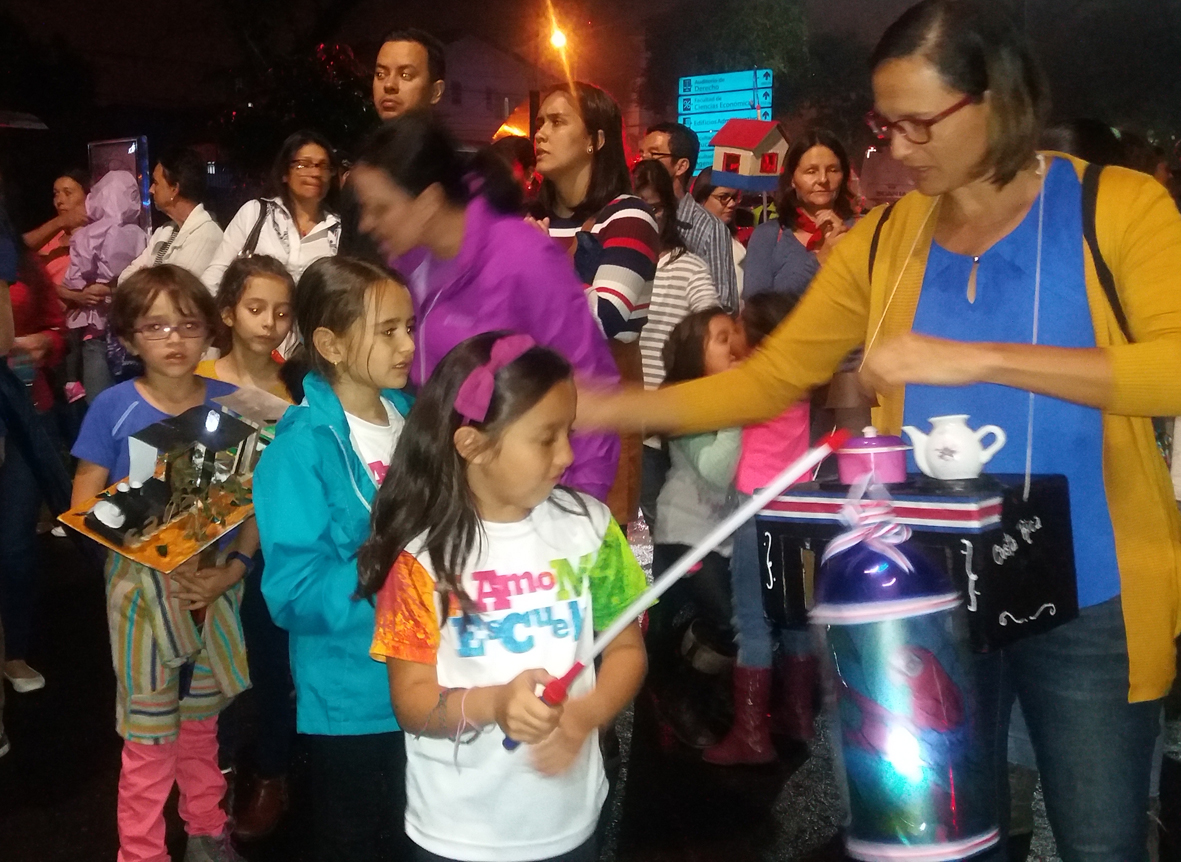 desfile de antorcha 14 de setiembre nina con farol
