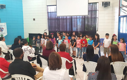 niños centros laboratorio amenizaron las jornas de investigación con canciones navideñas